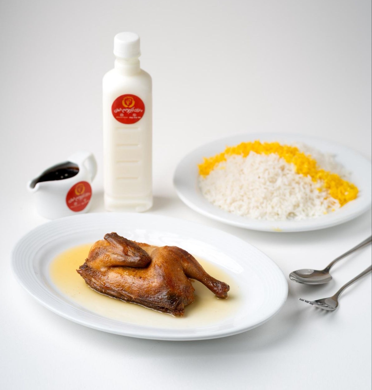 چلو اکبــرجوجه - رستوران اکبر جوجه اندیمشک | 500 گرم مرغ (نصف یک مرغ)، 400 گرم برنج ایرانی، دورچین: رب انار